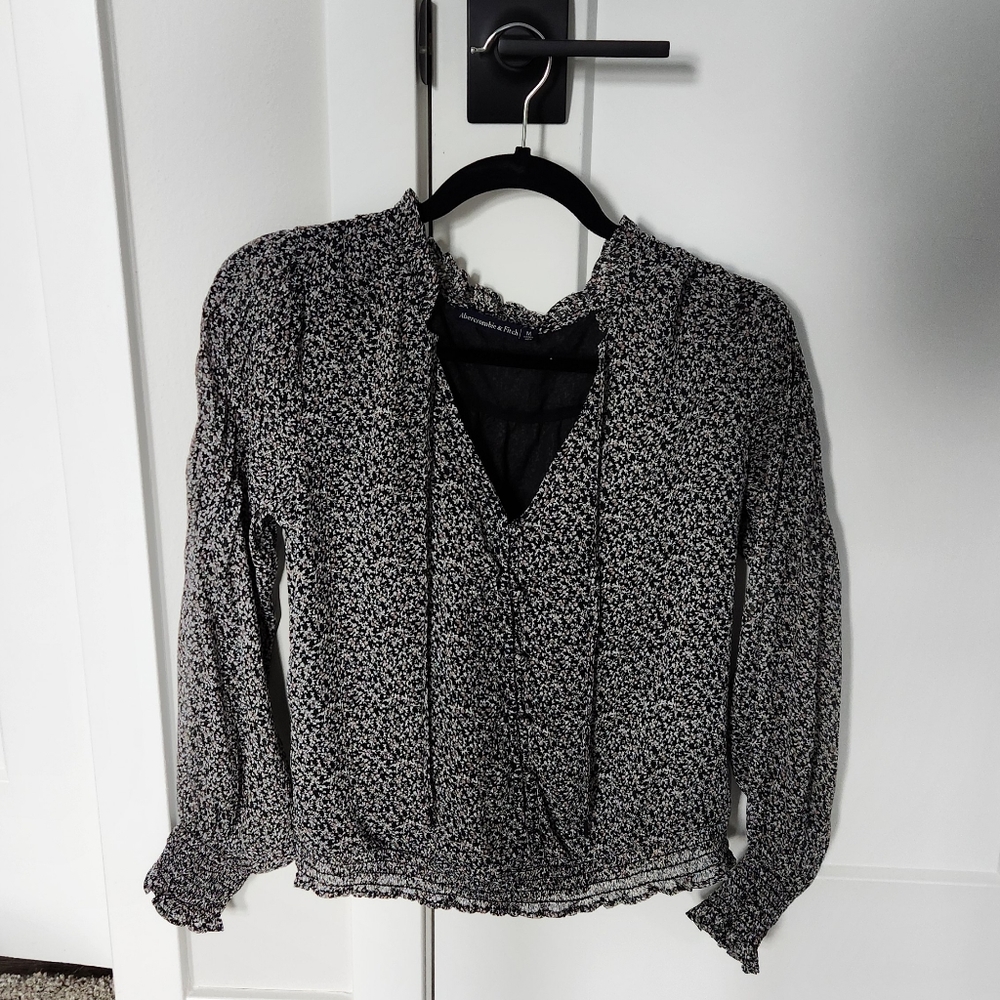 NWOT Abercrombie & Fitch Floral V-Neck Blouse